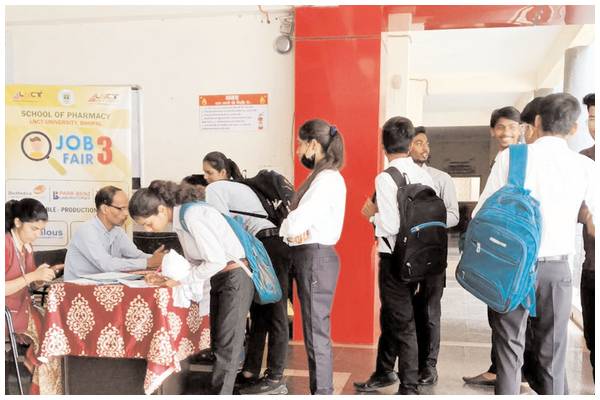 एलएनसीटी यूनिवर्सिटी के स्कूल ऑफ़ फार्मेसी में जॉब फेयर का आयोजन
