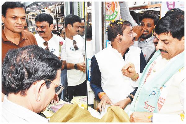 खिले चेहरे झूमा बाजार हर तरफ बचत की बहार