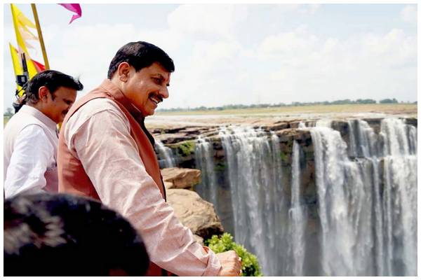 मुख्यमंत्री डॉ. यादव ने किया मऊगंज के बहुती जल प्रपात का अवलोकन