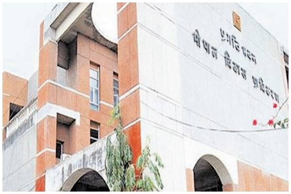 खेतों में प्लॉट ढूंढते रहे ग्राहक