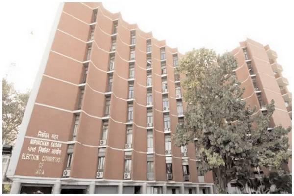 वोट चोरी विवाद के बीच चुनाव आयोग का ई-लॉक, वोटर लिस्ट से नाम हटाने की गड़बड़ी रोकने के लिए शुरू किया नया सिस्टम