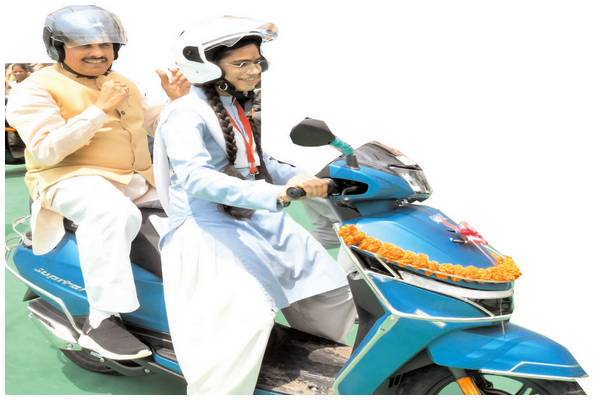 गिफ्टेड स्कूटी में सीएम की सारथी बनीं हर्षिता