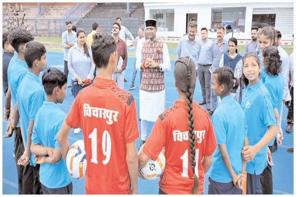 मंत्री सारंग ने ‘मिनी ब्राजील’ विचारपुर टीम के खिलाडिय़ों से की मुलाकात