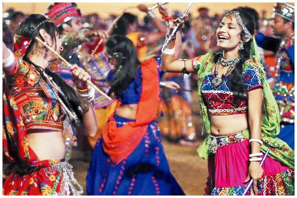 महाराष्ट्र के गरबा में लोगों पर गौमूत्र छिड़कने का फरमान