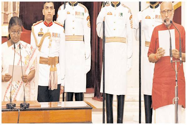 राष्ट्रपति मुर्मु ने देश के 15वें उपराष्ट्रपति सीपी राधाकृष्णन को शपथ दिलाई