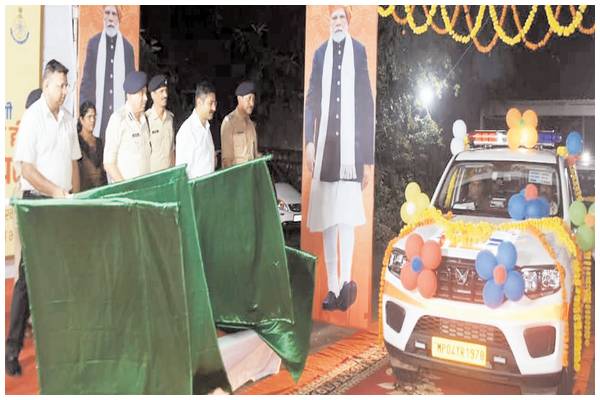 सीएम द्वारा भोपाल पुलिस को सौंपे गए डायल-112 के 62 वाहनों को पीसी ने हरी झंडी दिखाकर थाना क्षेत्रों में किया रवाना