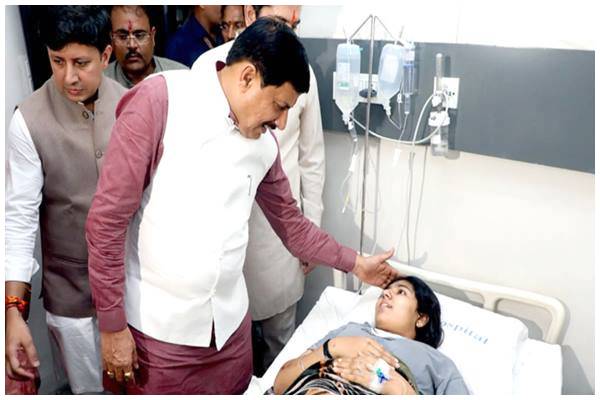 मुख्यमंत्री ने इंदौर के विभिन्न अस्पताल पहुँचकर घायलों के स्वास्थ्य संबंधी जानकारी ली