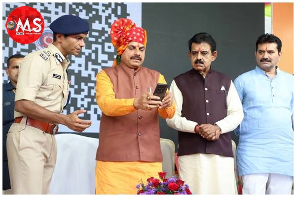 मुख्यमंत्री ने मोबाइल से क्यूआर कोड स्कैन कर लांच किया इंदौर पुलिस का चेटबॉट