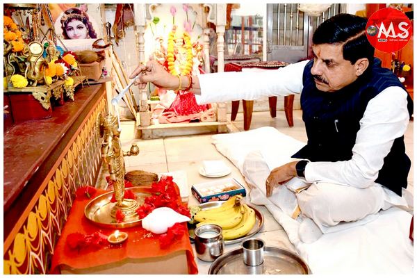 मुख्यमंत्री ने धनतेरस पर भगवान धन्वंतरि की पूजा अर्चना की