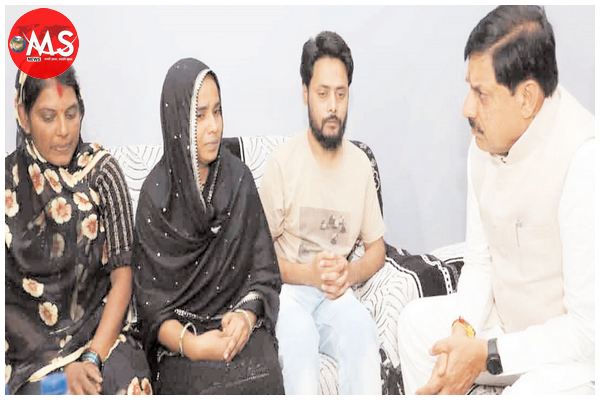 मुख्यमंत्री ने परासिया में प्रभावित परिवारों के घर जाकर की मुलाकात