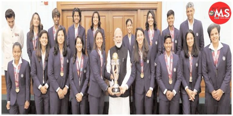 विश्व कप विजेता बेटियों से मिले पीएम मोदी, जीत की बधाई दी
