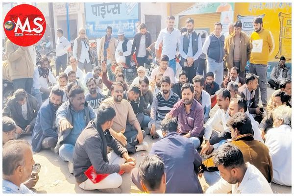 यूरिया नहीं मिलने से किसानों का फूटा गुस्सा