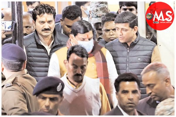 मुख्यमंत्री भागीरथपुरा बस्ती के मरीजों से मिलने अस्पताल पहुंचे