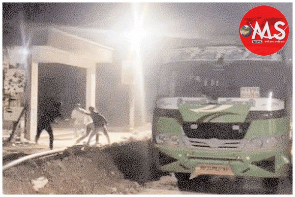 उज्जैन के तराना में हिंसक झड़प, 11 बसें तोड़ी