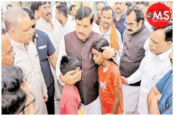 क्रूज हादसे के पीडि़तों से मिलकर भावुक हुए मोहन