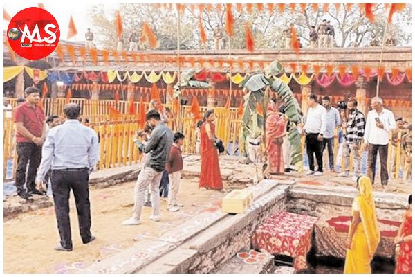 भोजशाला में गूंजे हनुमान चालीसा के स्वर, हाईकोर्ट के फैसले के बाद पहली बार हुई आराधना