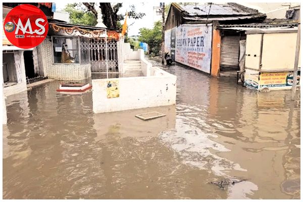 पहली बारिश में डूबा छिंदवाड़ा, सड़कें बनीं तालाब, सीवर लाइन उफान पर