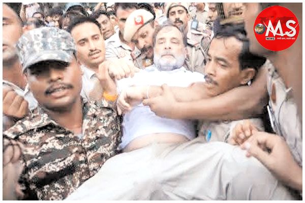 पीएम आवास के बाहर हाई वोल्टेज ड्रामा